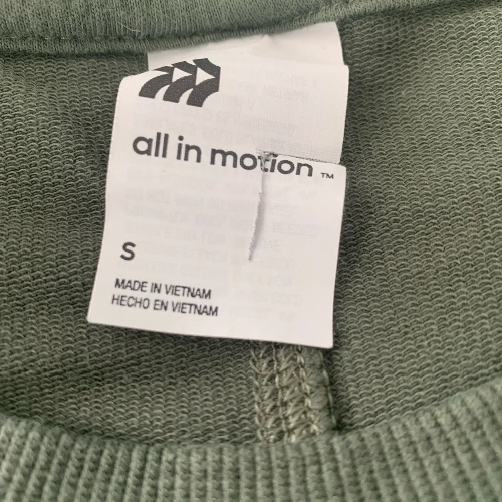 all in motion Cropped Sweatshirt with Pockets - Picture 6 of 7